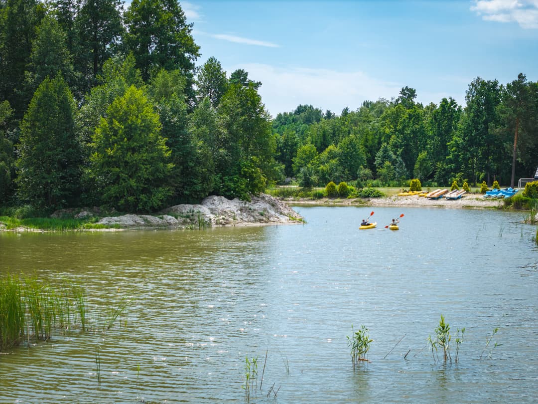 Aktywny wypoczynek na wodzie - kajaki na prywatnych stawach w JK Dwór