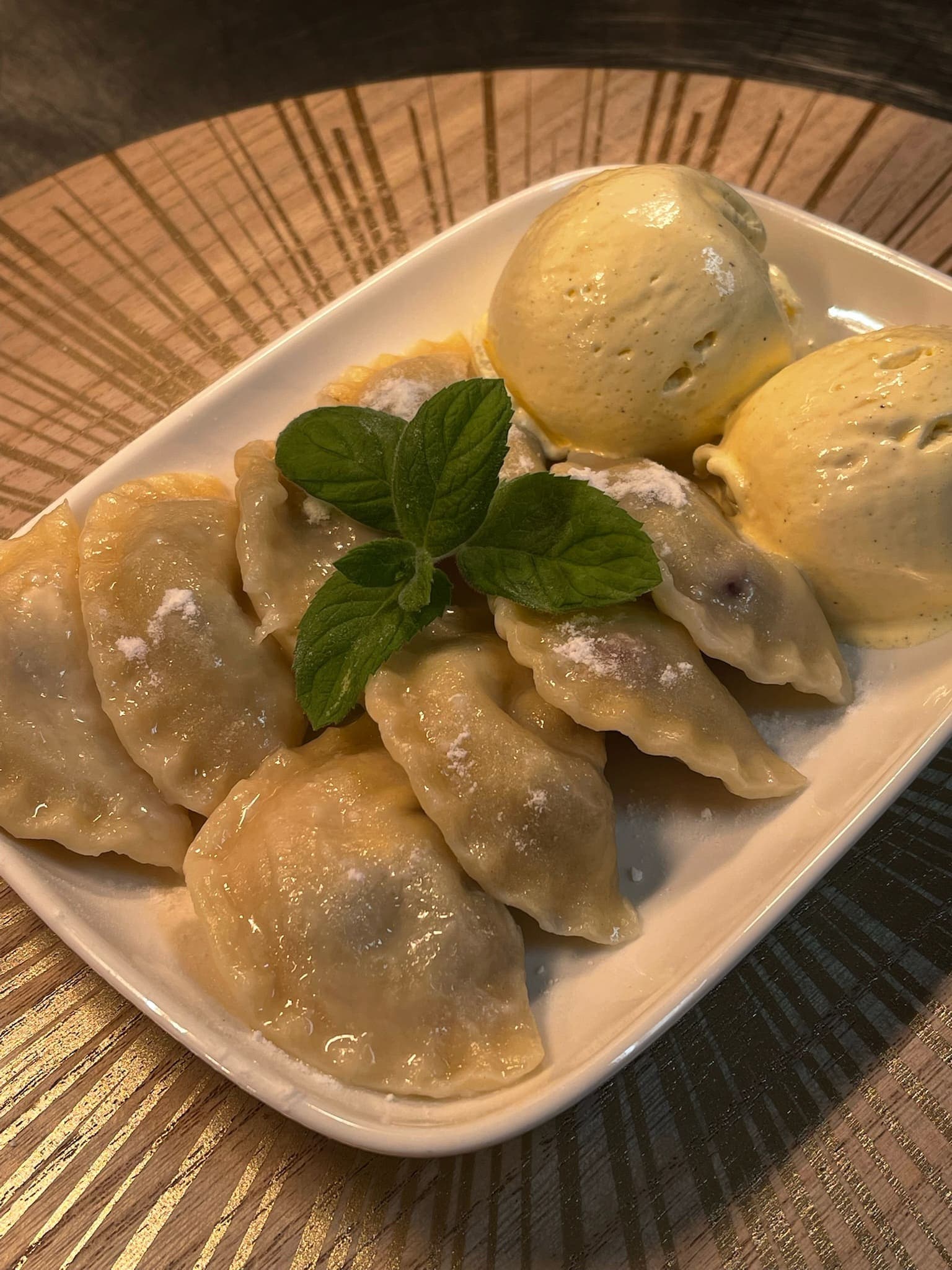 Tradycyjne pierogi z miętą i lodami - regionalne smaki Lubelszczyzny w JK Dwór