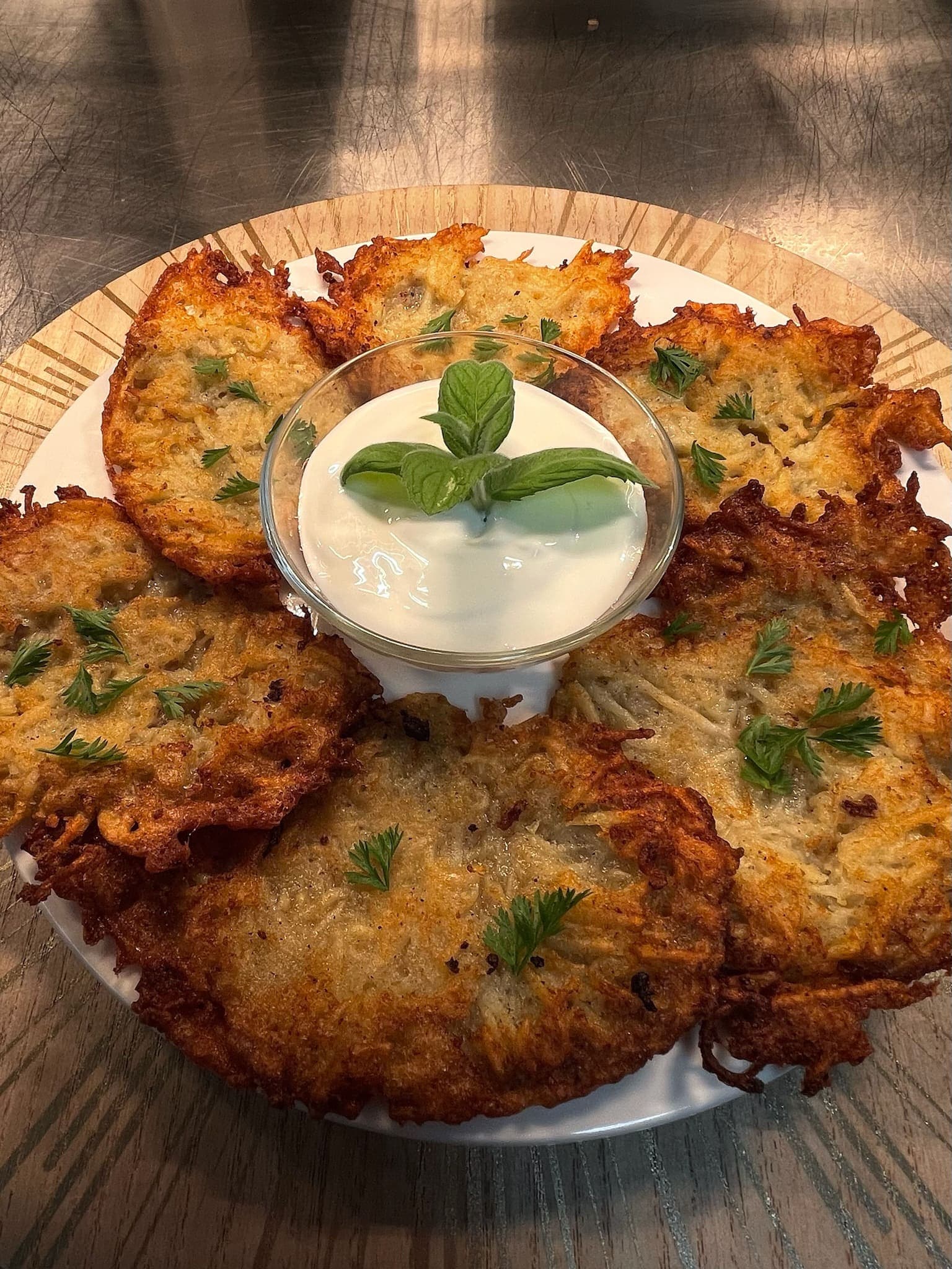 Chrupiące placki ziemniaczane z domową śmietaną - kuchnia dworska