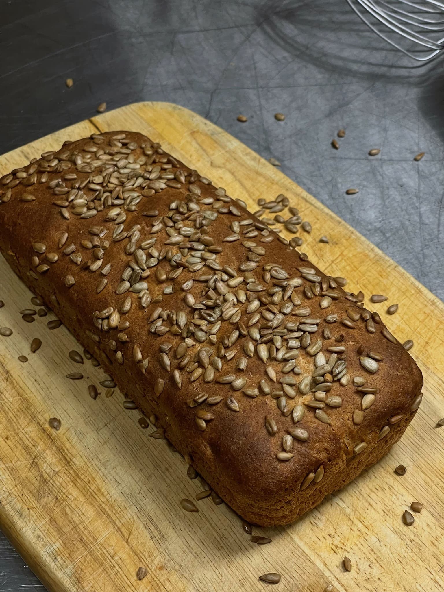 Domowy chleb na zakwasie wypiekany w piecu w dworku JK Dwór